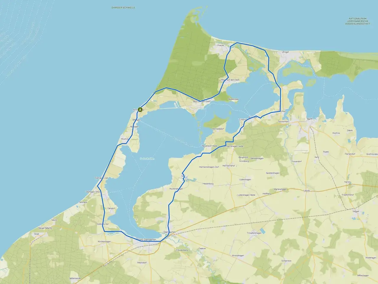 Trasa rowerowa pokazuje, ile kilometrów jest ze Szczecina nad morze, prowadząc przez malownicze tereny nadbałtyckie.