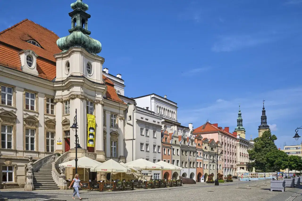 Urokliwy rynek w Legnicy z zabytkowymi kamieniczkami i ratuszem. Wiele atrakcji czeka na odkrycie w tym historycznym mieście.
