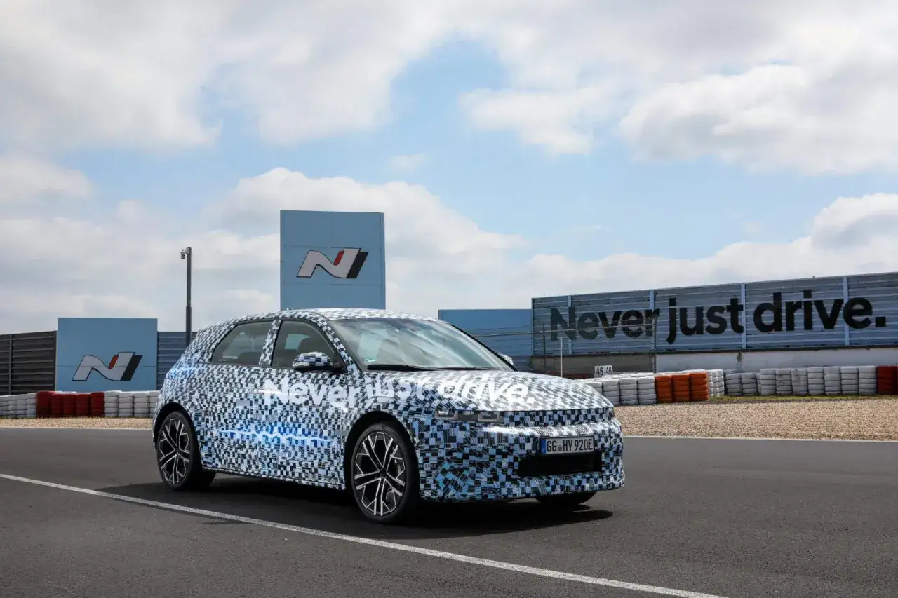 Zamaskowany Hyundai Ioniq 5 N na torze wyścigowym, z napisem