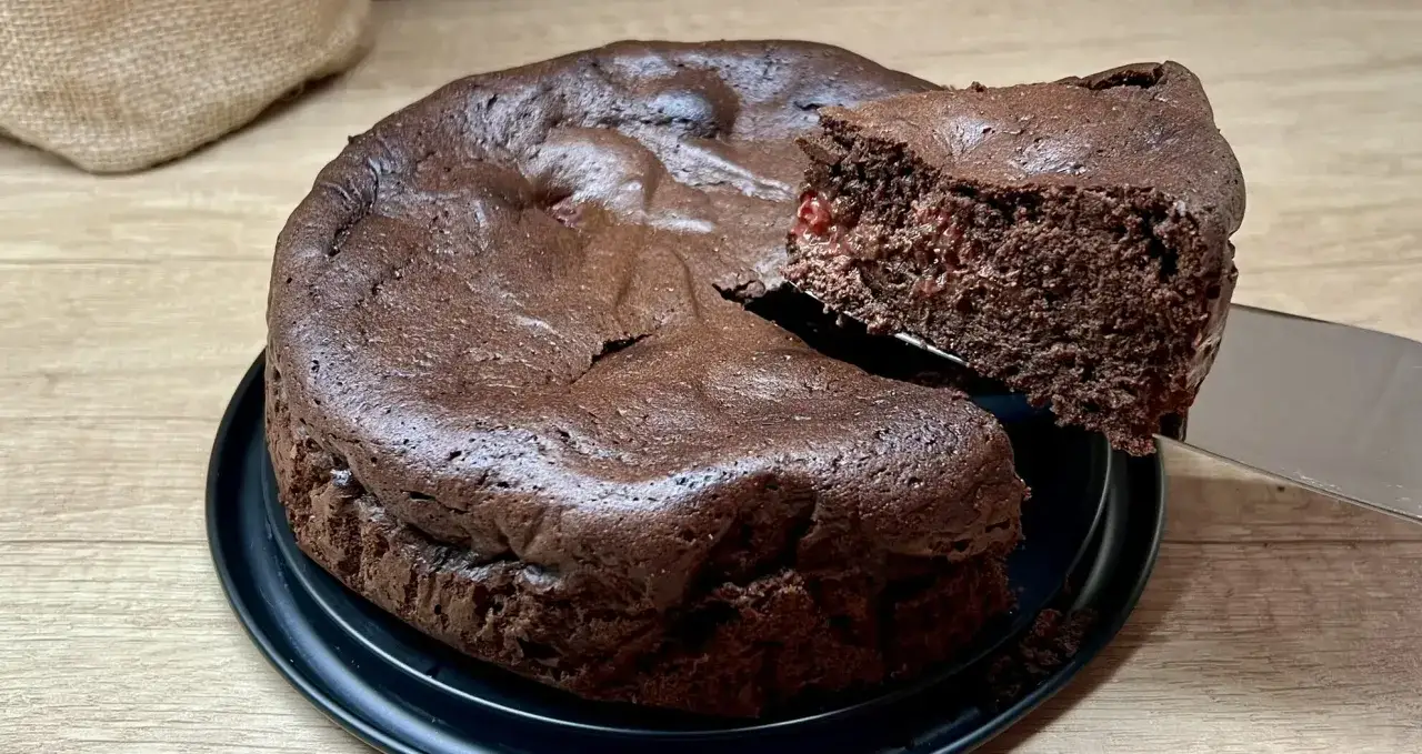 Puszysty, wilgotny brownie z wiśniami. Idealny przepis na domowe ciasto.
