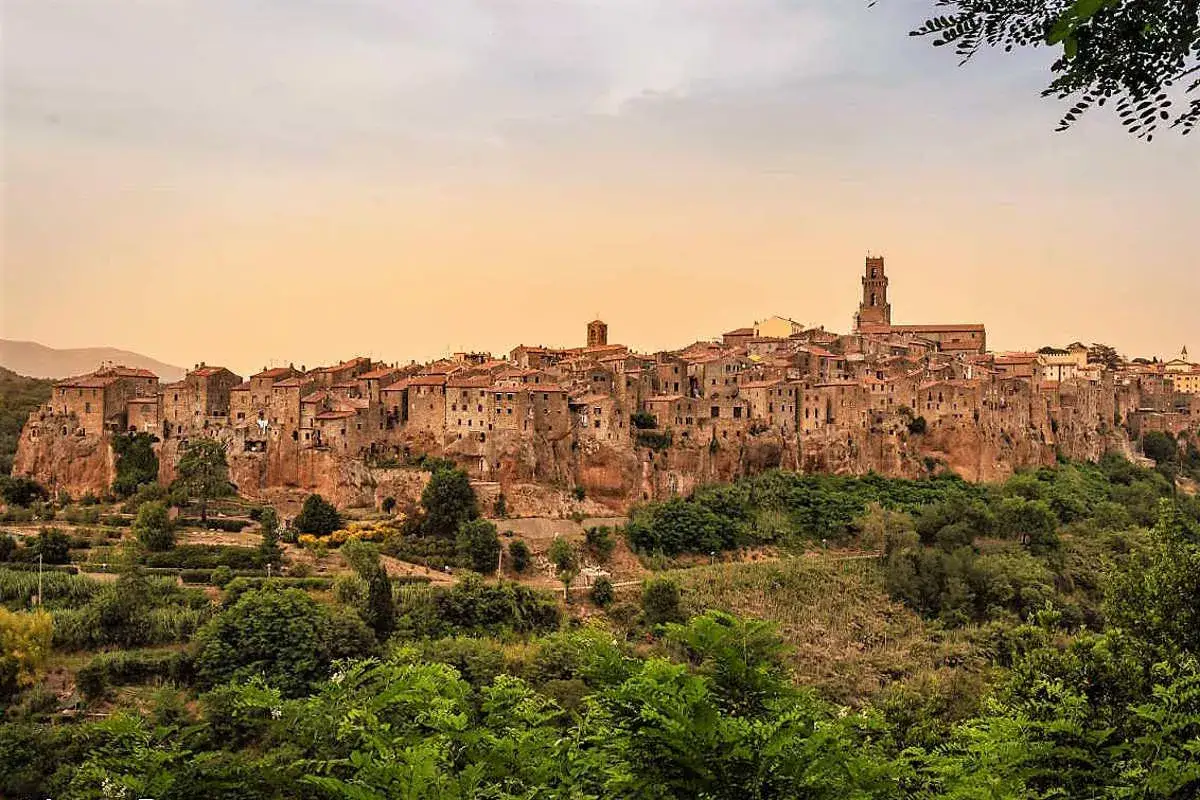 Borgo medievale arroccato su una rupe, tra la Garfagnana e la Lunigiana, con case in pietra e un campanile svettante.