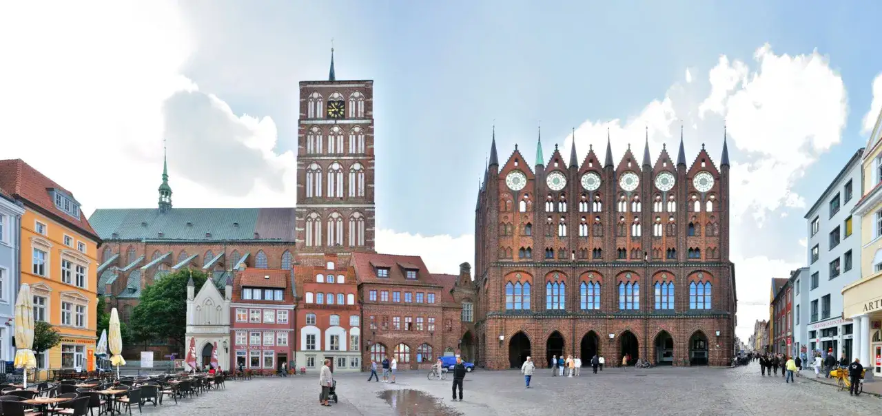 Der Marktplatz in Stralsund mit Rathaus und Marienkirche l&auml;dt zum Bummeln ein. Hier kann man viel in Stralsund machen, z.B. Caf&eacute;s besuchen.