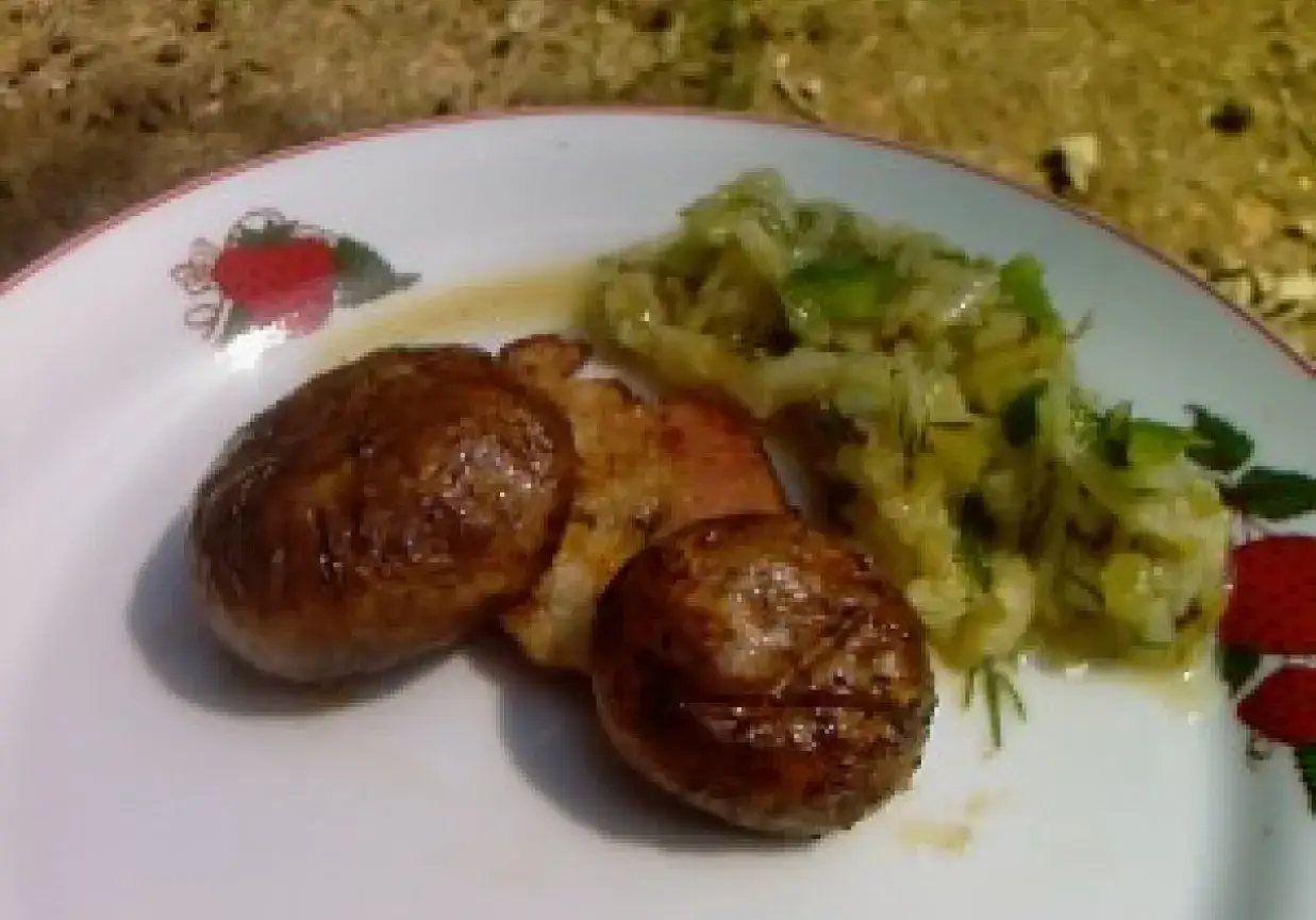 Na talerzu grillowane pieczarki z ziołami i surówką. Pyszny letni obiad.