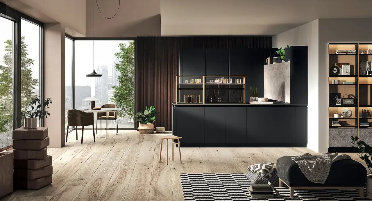 Une cuisine ouverte sur salon moderne et épurée, avec des meubles noirs, un sol en bois clair et une grande baie vitrée offrant une vue sur la ville.
