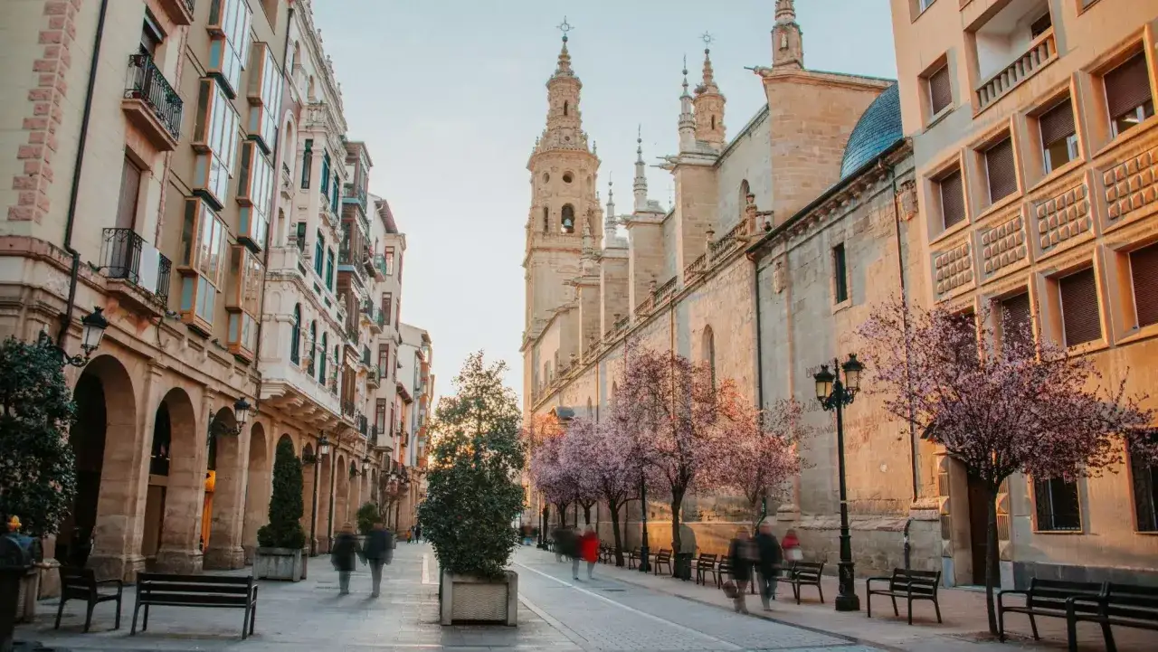 Paseo por Logro&ntilde;o con edificios hist&oacute;ricos y la catedral. &iexcl;Descubre qu&eacute; ver en Logro&ntilde;o y disfruta de sus calles floridas!