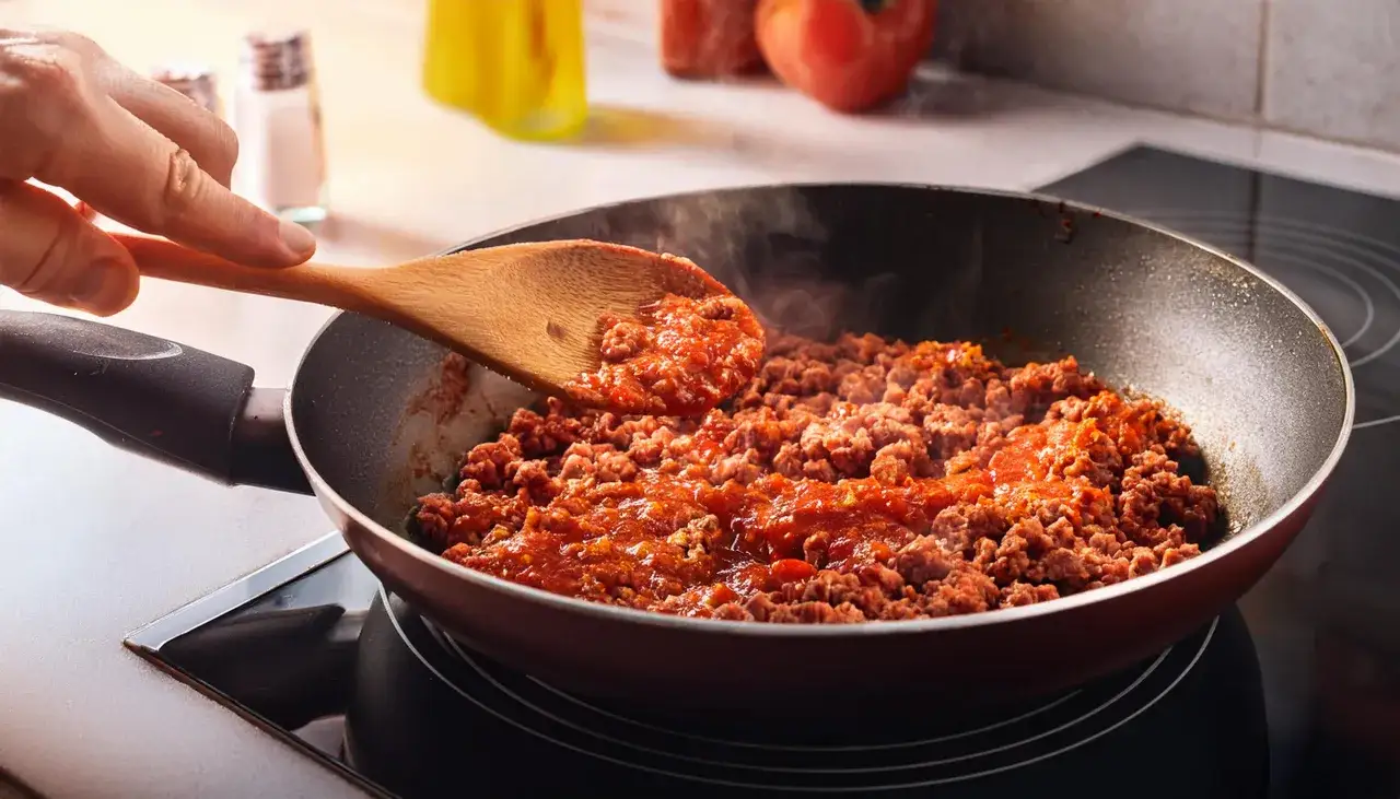 Mielone mięso wołowe z sosem pomidorowym na patelni, idealne jako jakie mięso do spaghetti.