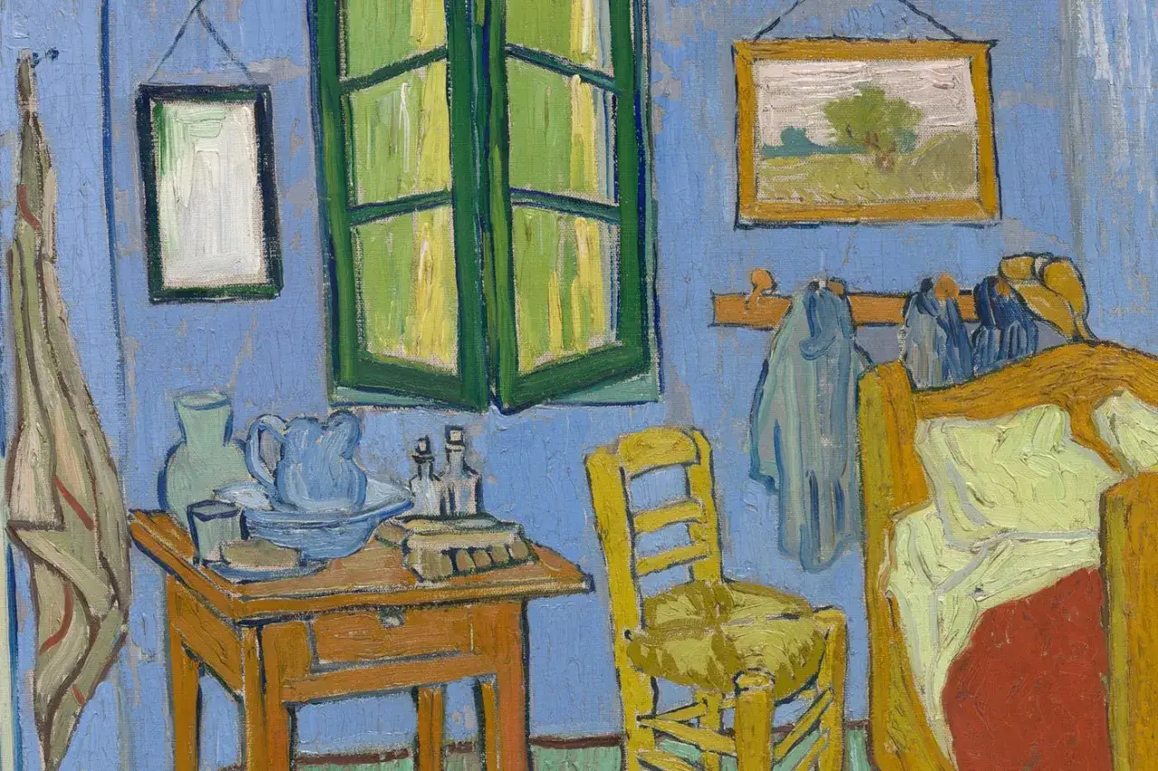 Ein Zimmer im Stil der Werke van Goghs: Bett, Stuhl, Tisch mit Kanne und ein Fenster mit gr&uuml;nen Fensterl&auml;den.