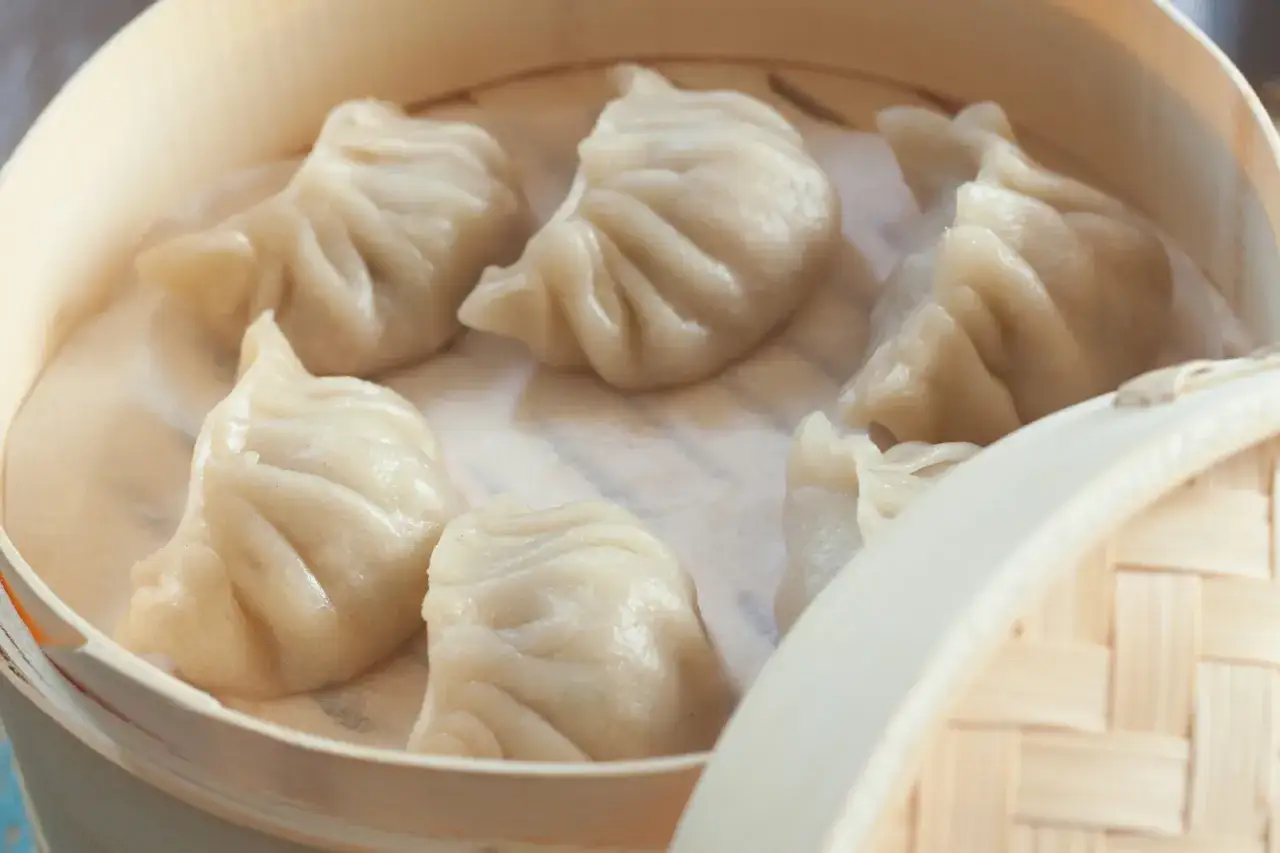 Pyszne, parujące chińskie pierożki w bambusowym parowniku. Idealne na przekąskę.