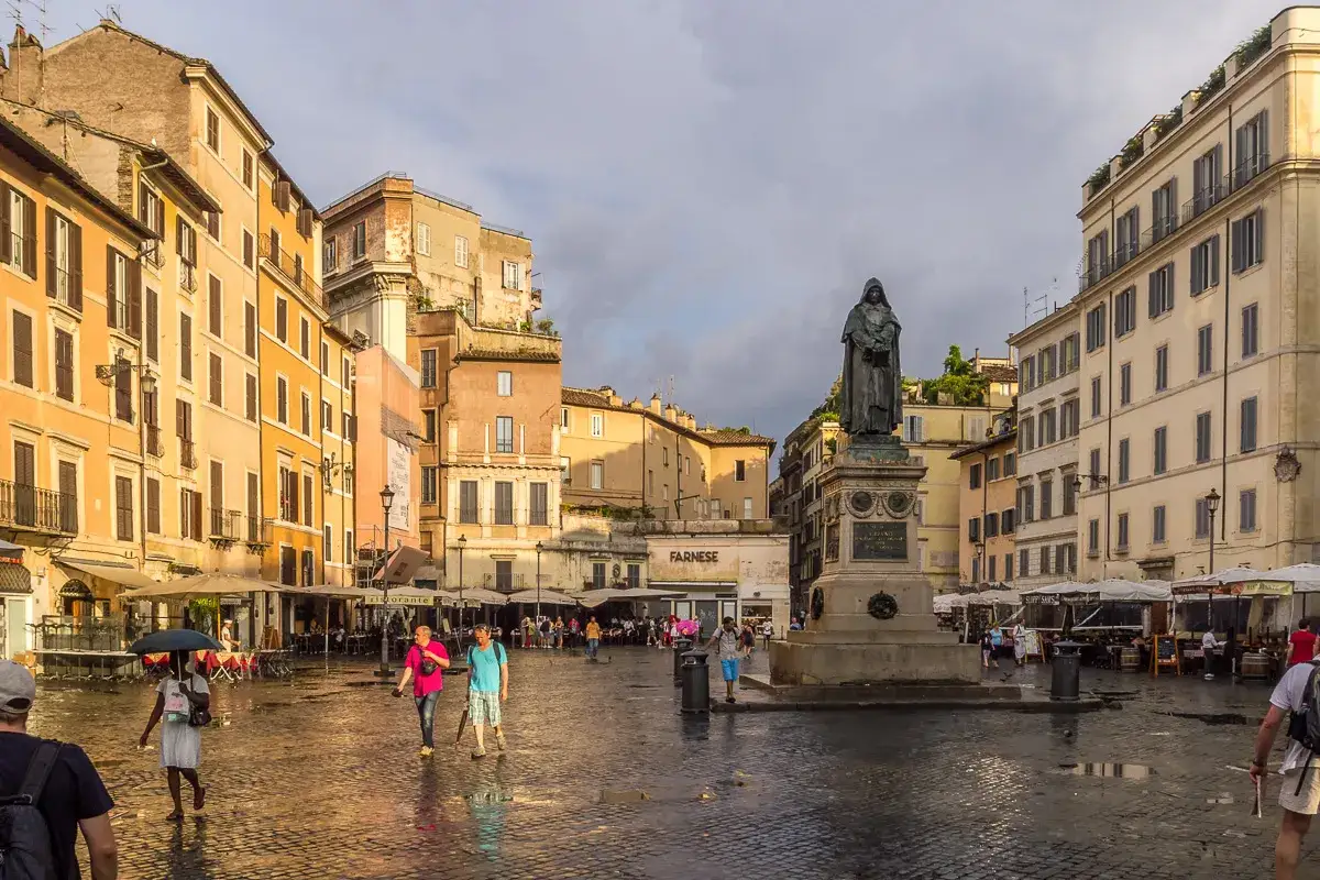 Campo di Fiori plac Rzym i książka wiersze Miłosz