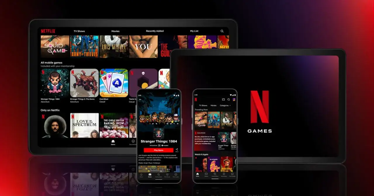 Na ekranach tabletów i smartfonów widać interfejs aplikacji Netflix z grami, w tym