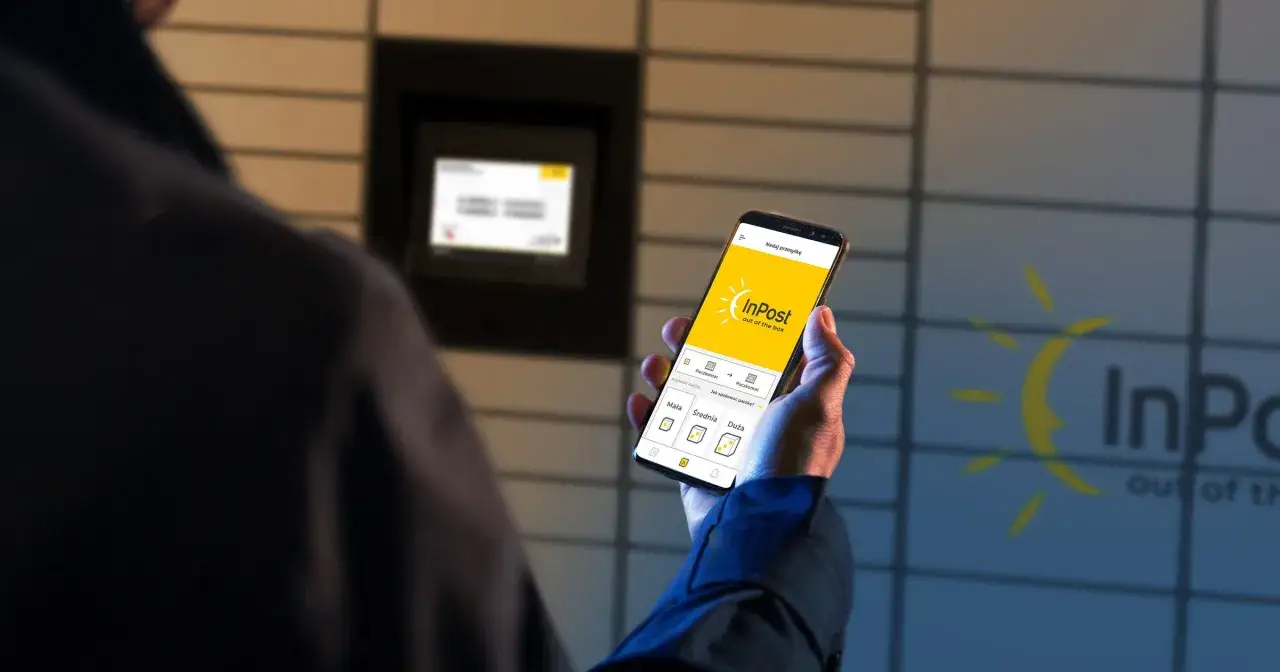 Mężczyzna sprawdza w aplikacji InPost, czy na pewno nie zamawiał paczki. Na ekranie telefonu widnieje logo InPost i opcje wysyłki.