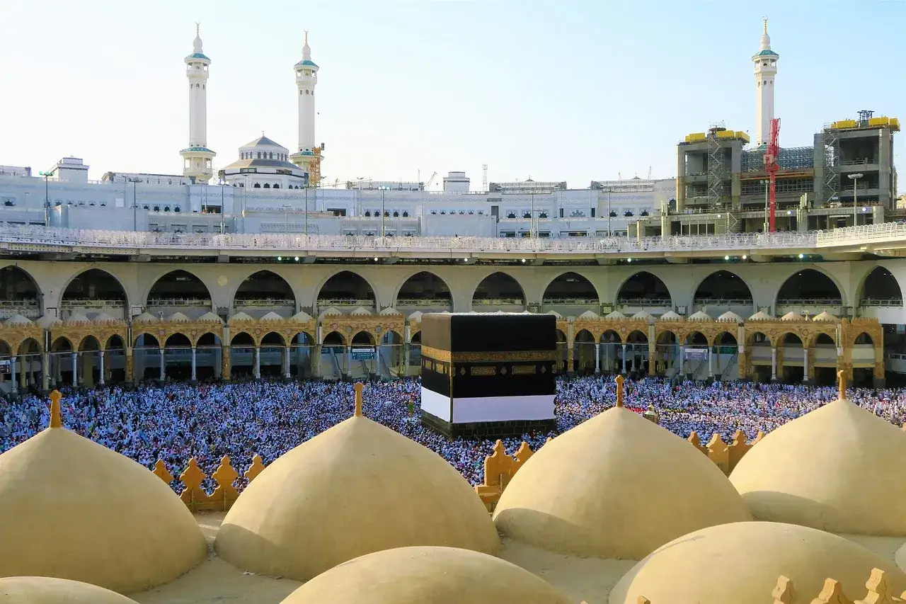 Enorm folkmassa samlas runt Kaaba, en helig byggnad i Mecka.
