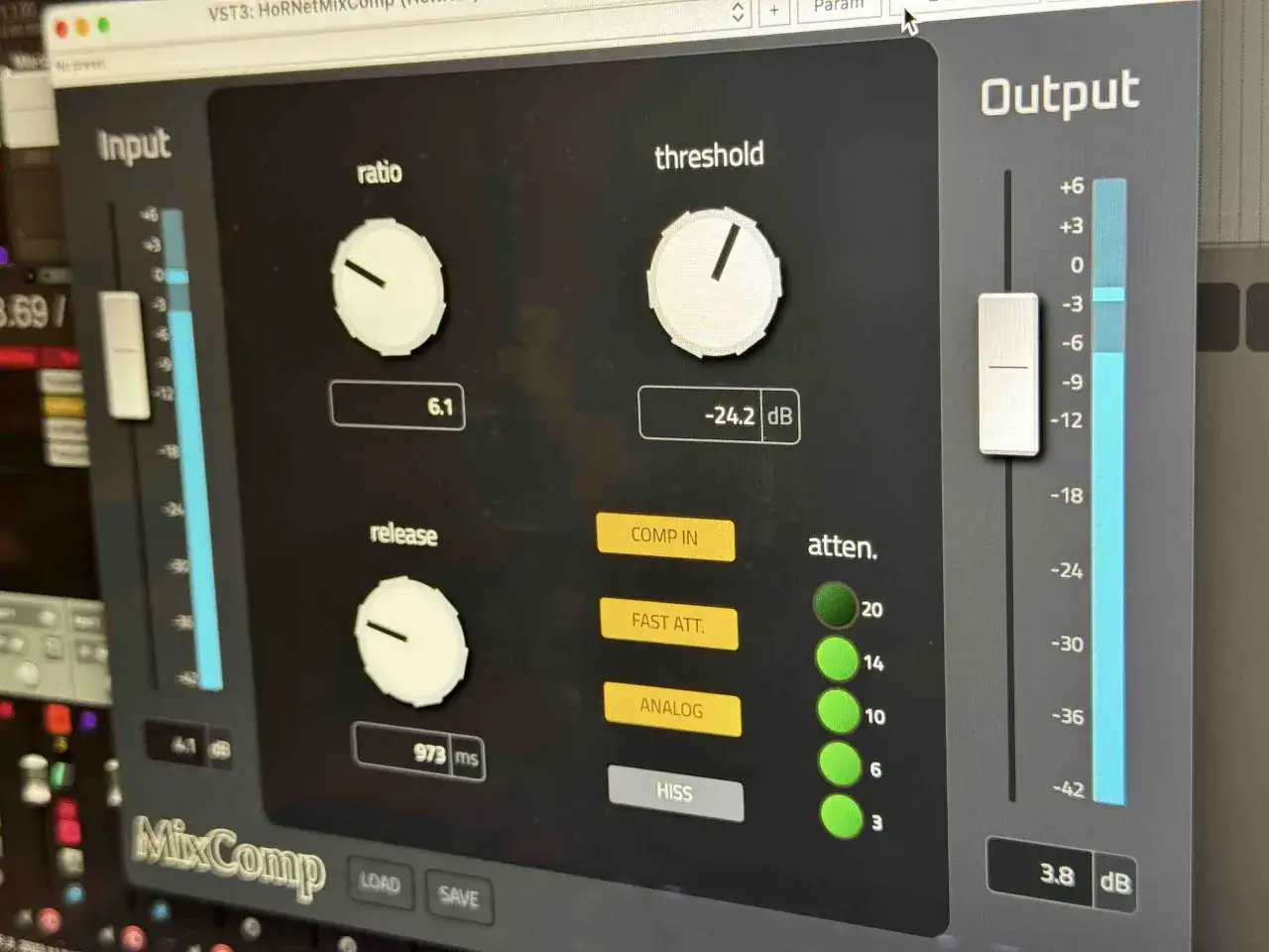 Interface du compresseur audio gratuit MixComp, avec r&eacute;glages de ratio, seuil, release et att&eacute;nuation.
