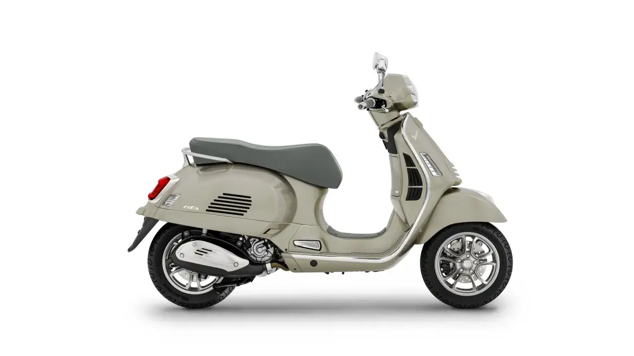 Jasnoszary skuter Vespa GTS 300, z detalami podkreślającymi jego sportowy charakter. Poznaj jego dane techniczne.