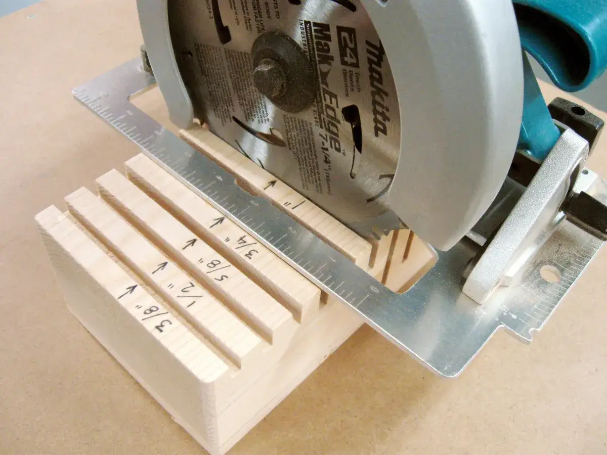 Guide de coupe en bois pour utilisation scie circulaire, avec des mesures gravées : 3/8