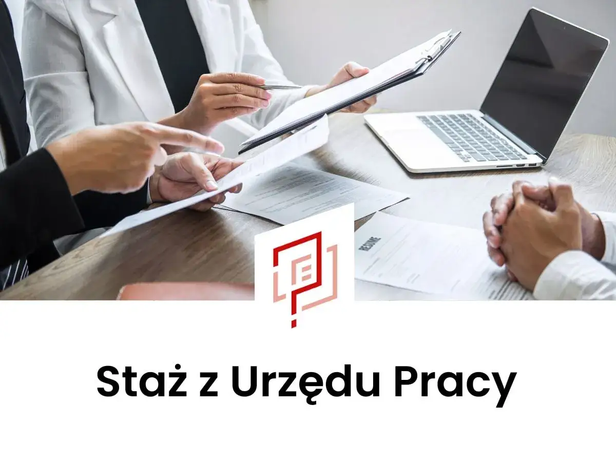 Rozmowa kwalifikacyjna. Dokumenty, laptop i dłonie wskazujące na CV. To szansa na staż z urzędu pracy.