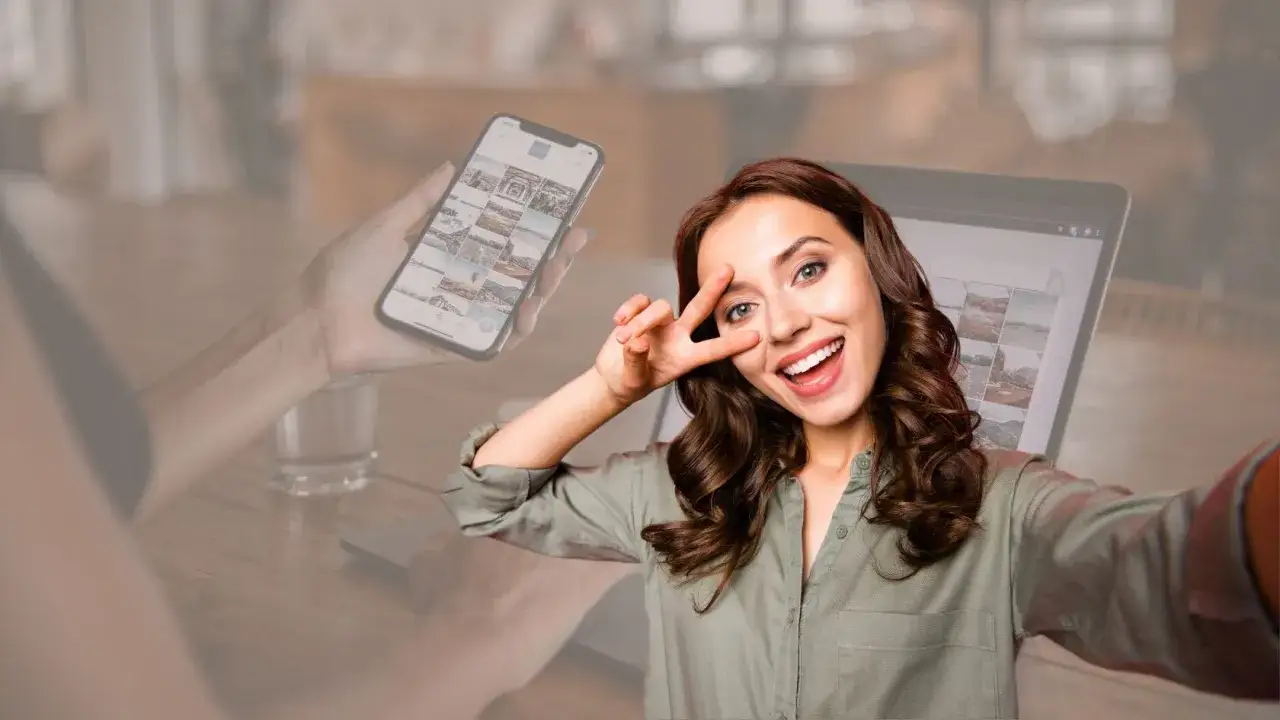 Uśmiechnięta dziewczyna robi selfie, obok telefon i laptop z fajnymi biogramami.