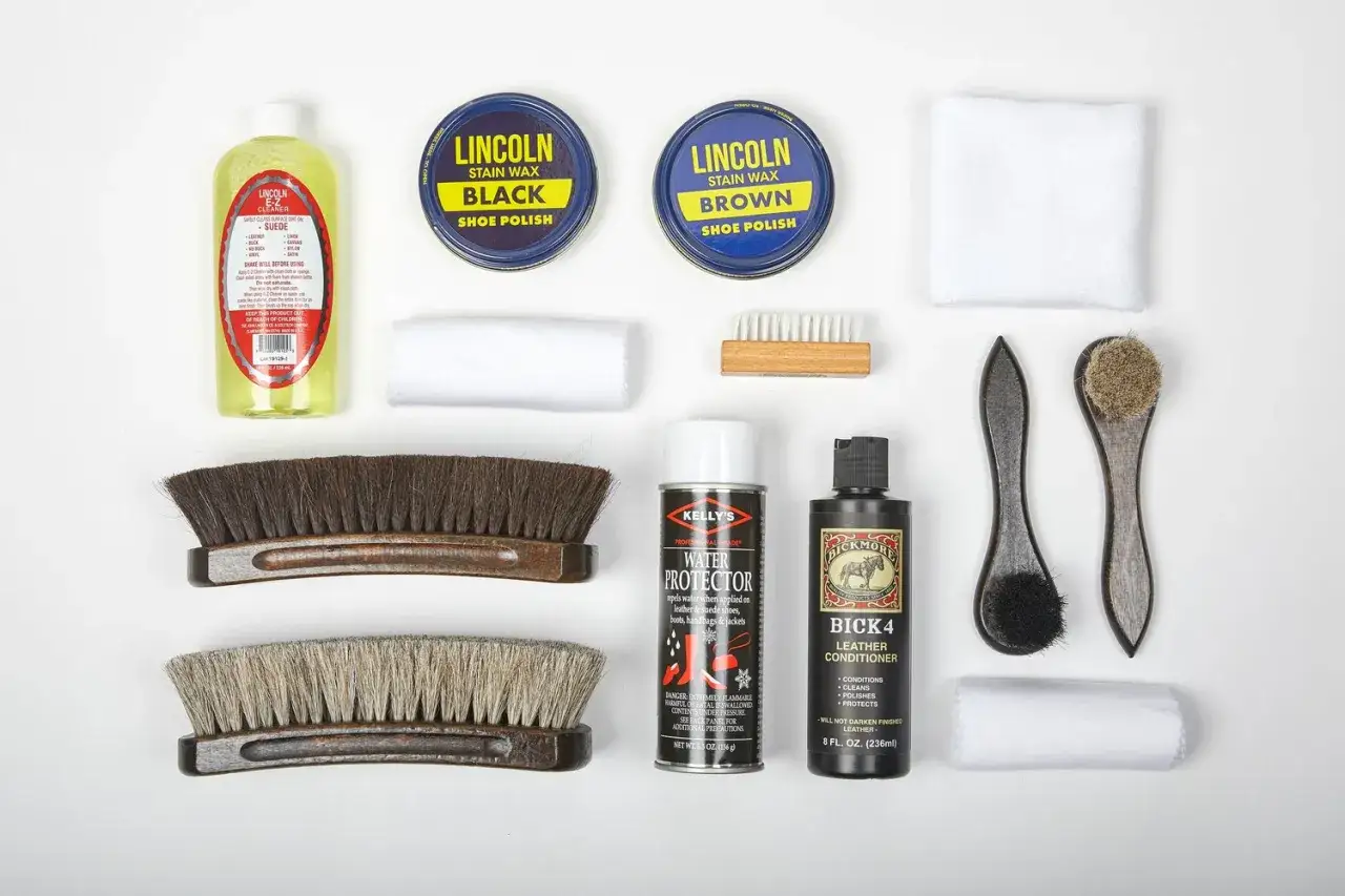Alles f&uuml;r die perfekte Pflege von Lederschuhen: B&uuml;rsten, Schuhcreme, Lederconditioner und Wasserschutz.