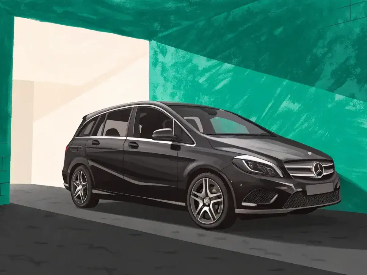 Une Mercedes Classe B noire, un mod&egrave;le &agrave; &eacute;viter, gar&eacute;e dans un espace aux murs verts et clairs.