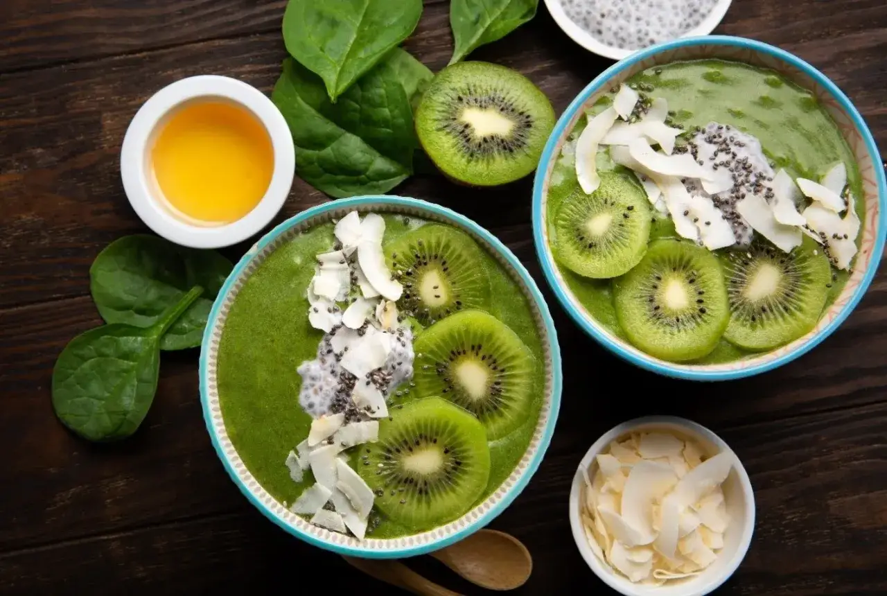 Zielone smoothie z kiwi, nasionami chia i wiórkami kokosowymi. Świetny pomysł, co zrobić z dużą ilością kiwi!