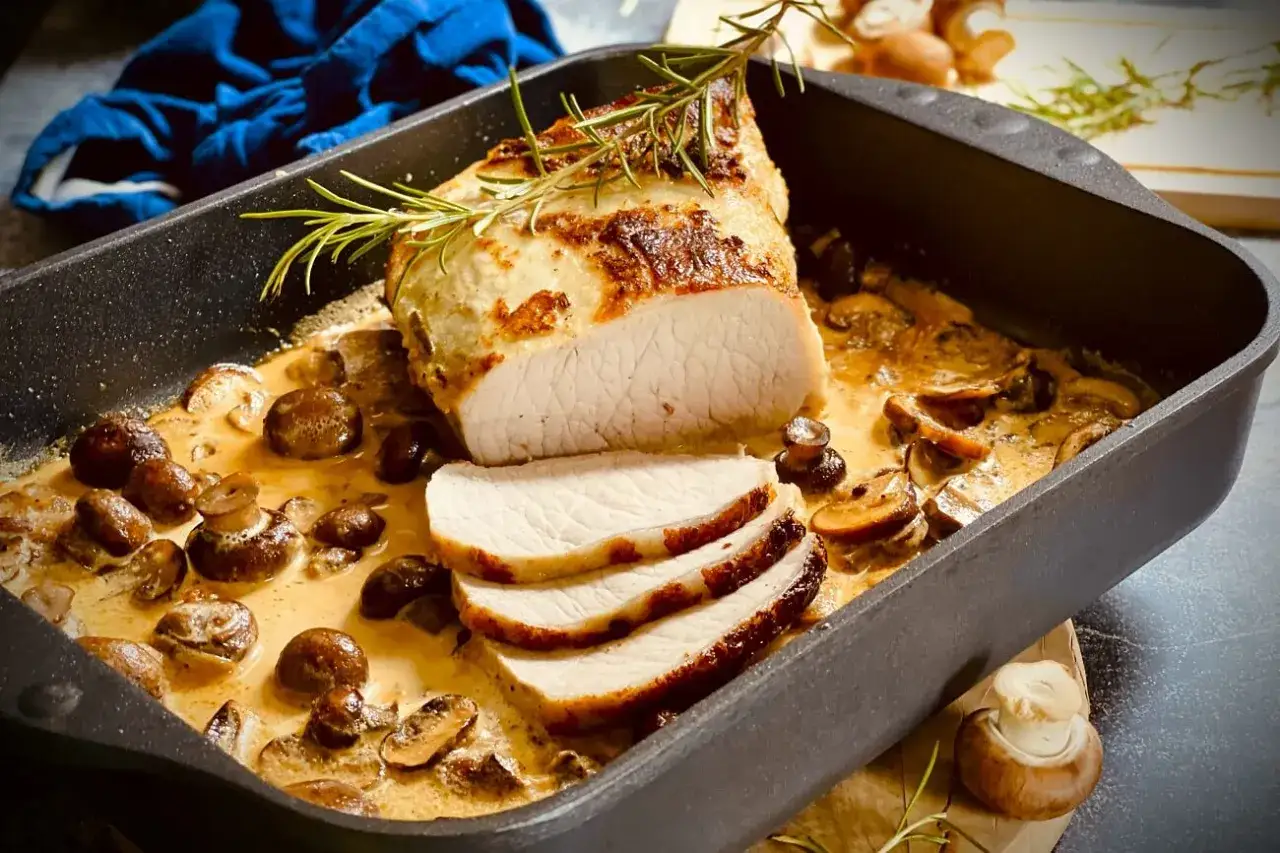 Saftiges Schweinefilet in cremiger Pilzso&szlig;e. Ob ist schweinefleisch ungesund, diese Mahlzeit sieht k&ouml;stlich aus!