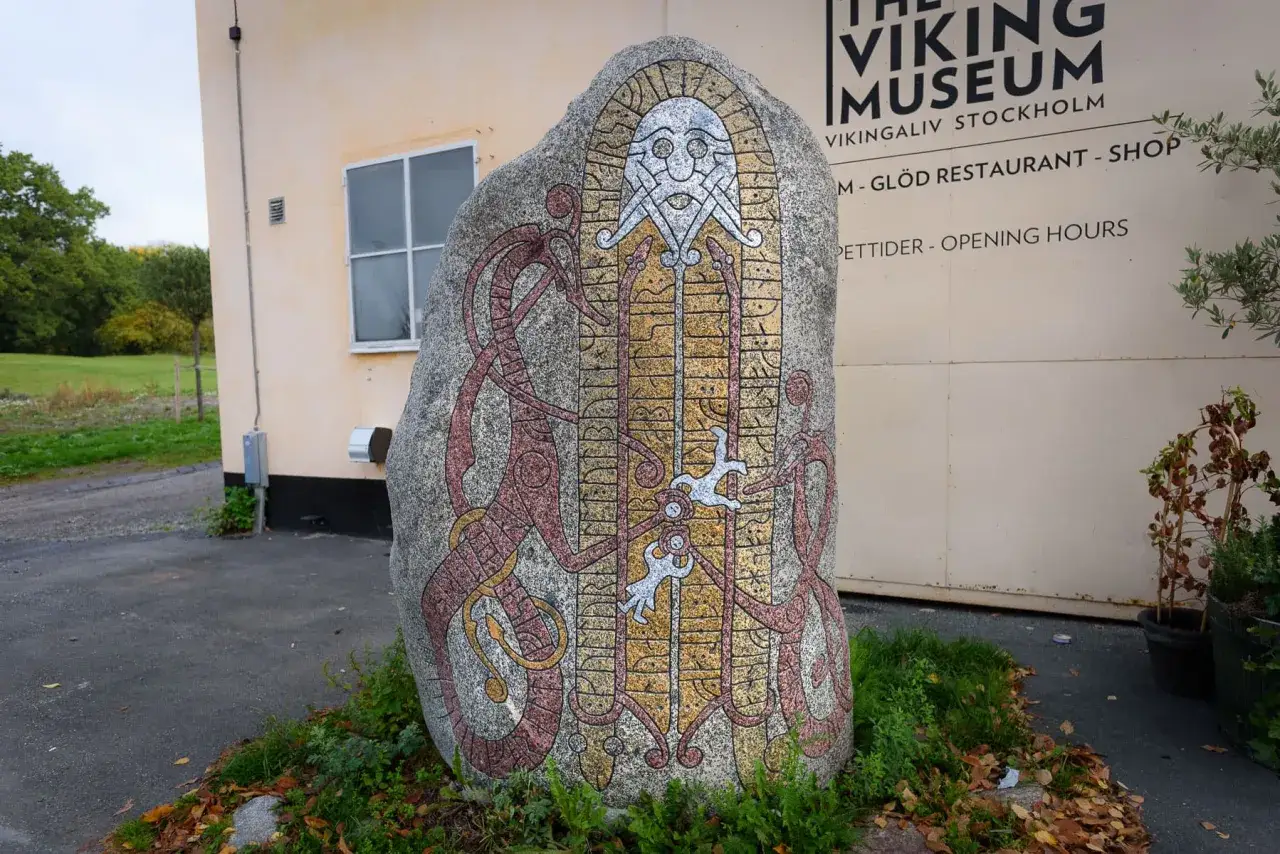 Runsten med vikingamotiv framf&ouml;r The Viking Museum i Stockholm.