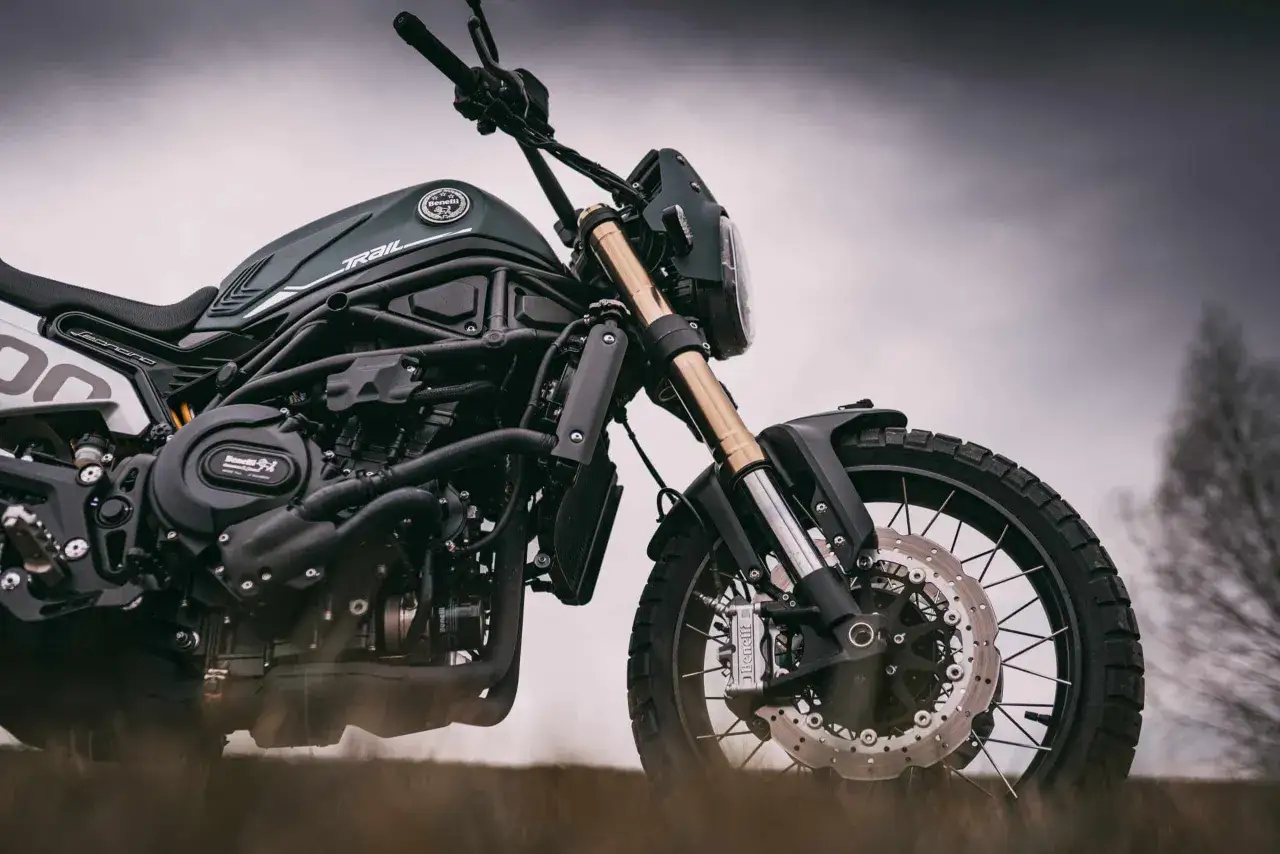 Benelli Leoncino 800 Trail gotowy na przygodę. Detale silnika i terenowe opony zapraszają do jazdy.