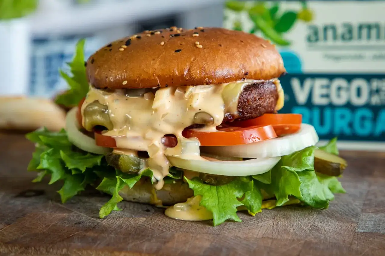 En saftig vegoburgare med ost, sallad, tomat, l&ouml;k och pickles, dr&auml;nkt i kr&auml;mig dressing. Perfekt f&ouml;r ett gott hamburgerdressing recept.