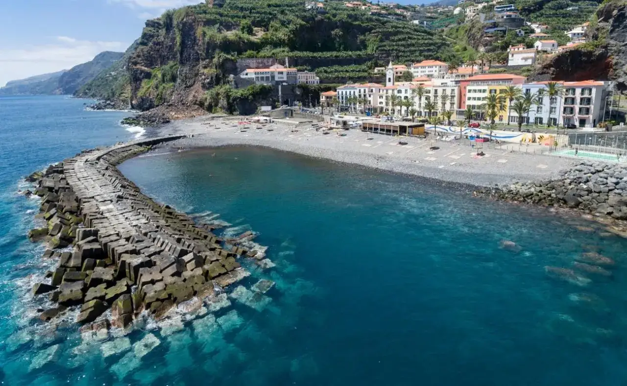 Słoneczne wybrzeże Madery plaża Calheta Ponta do Sol