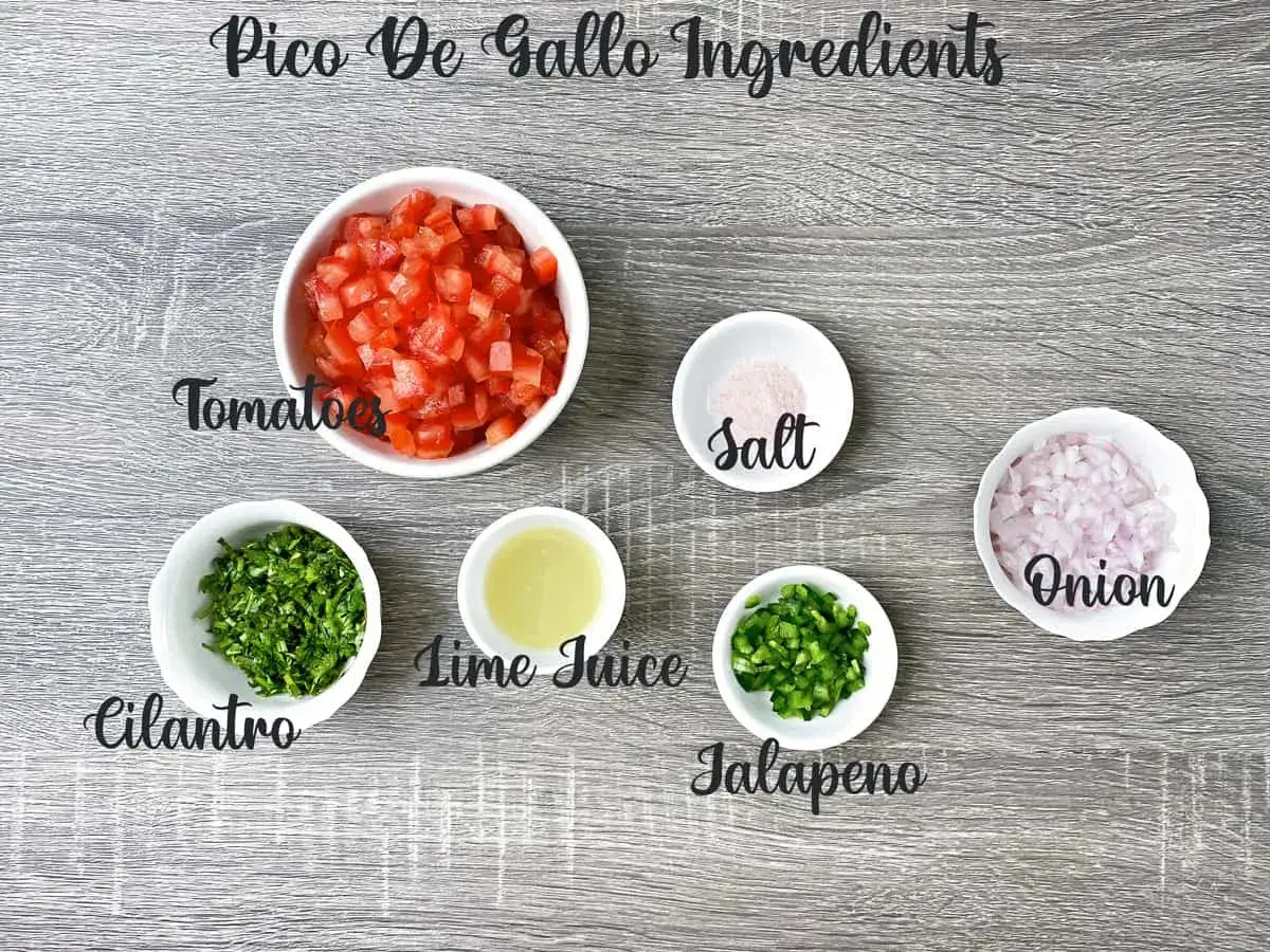 Składniki do salsa pico de gallo: pokrojone pomidory, cebula, kolendra, jalapeno, sok z limonki i s&oacute;l.