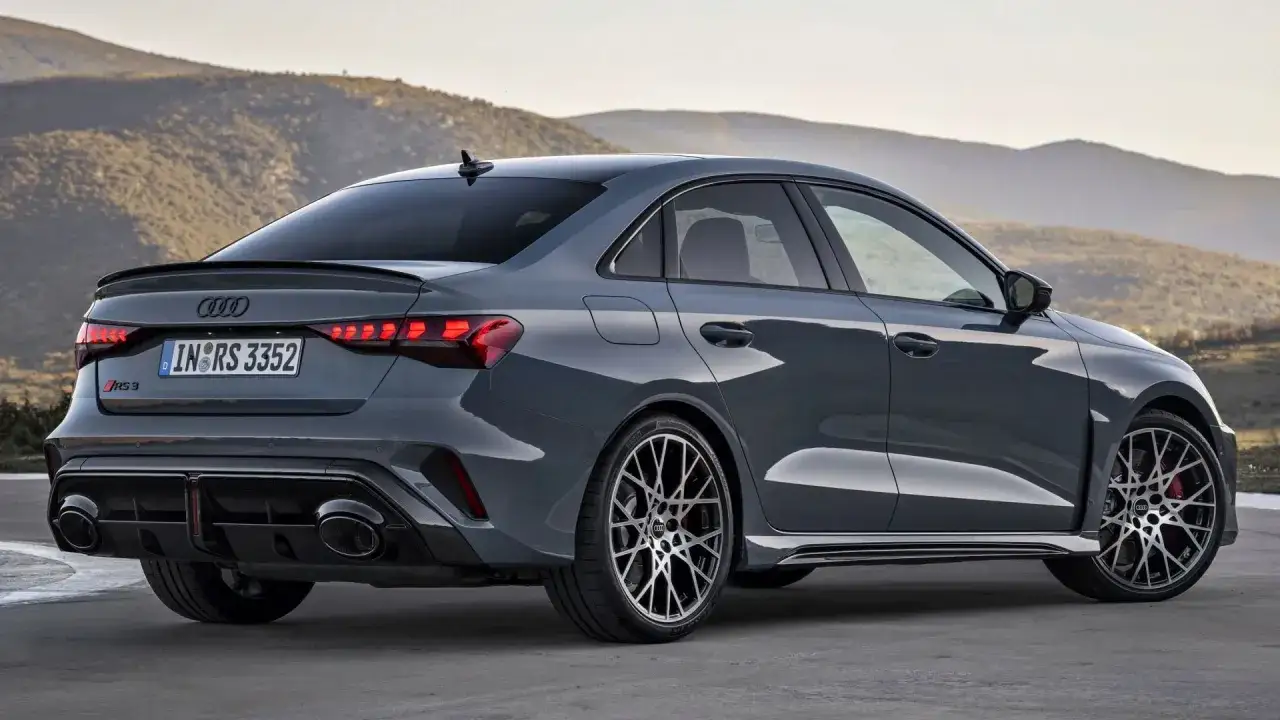 Szary Audi RS3 sedan z charakterystycznymi światłami i felgami. Sprawdź aktualną audi rs3 cena i zamów swój wymarzony samochód.