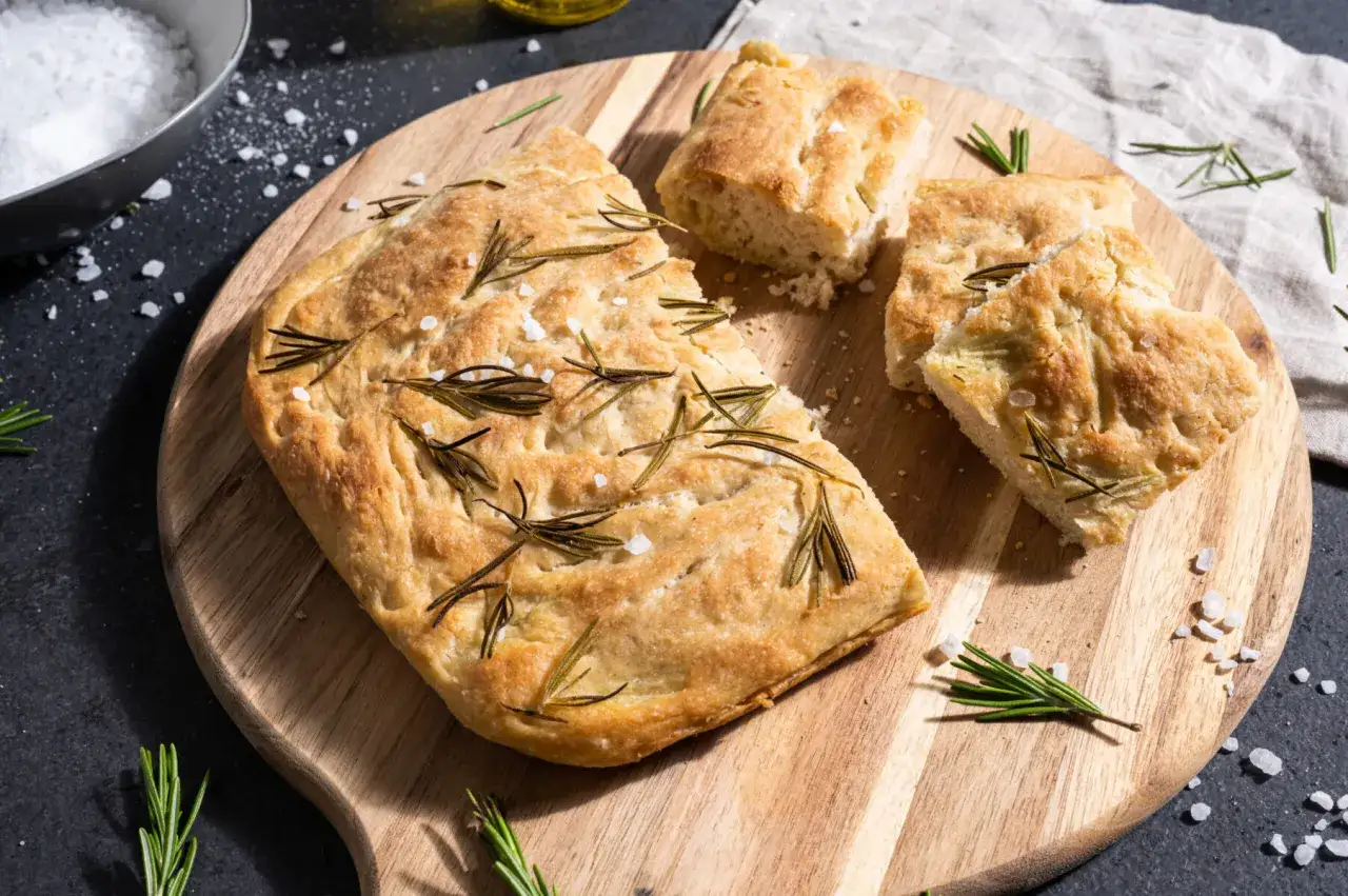 Pyszna focaccia z rozmarynem i solą morską, idealna do przygotowania według prostego przepisu.