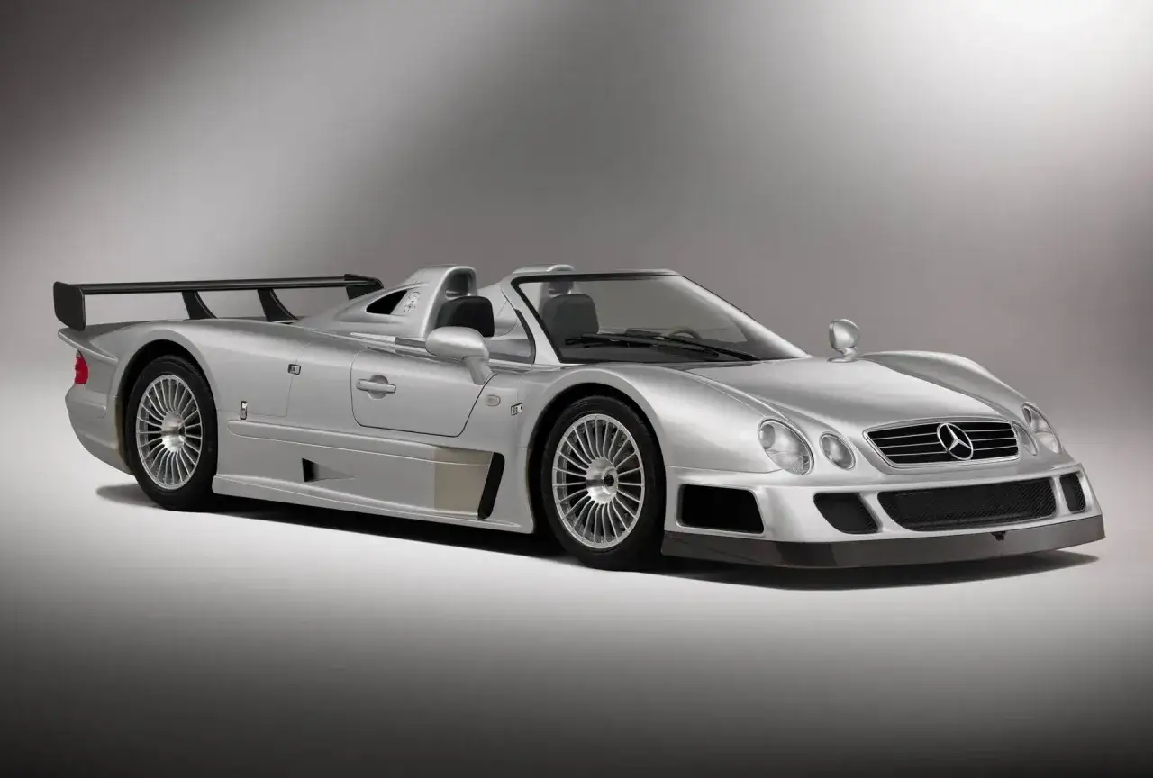 Un Mercedes CLK GTR plateado, un coche de ensueño. Su precio es elevado, pero su diseño es icónico.