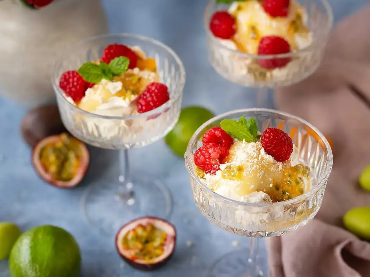 Ljuvlig p&aring;skdessert i glas med gr&auml;dde, passionsfrukt, hallon och mynta. En festlig avslutning p&aring; p&aring;skmiddagen.
