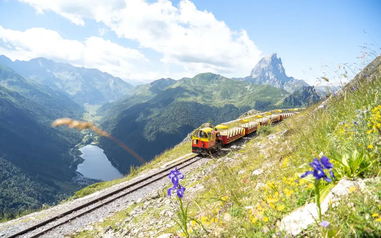 El tren de Artouste asciende por la monta&ntilde;a, ofreciendo vistas espectaculares del valle y el lago.