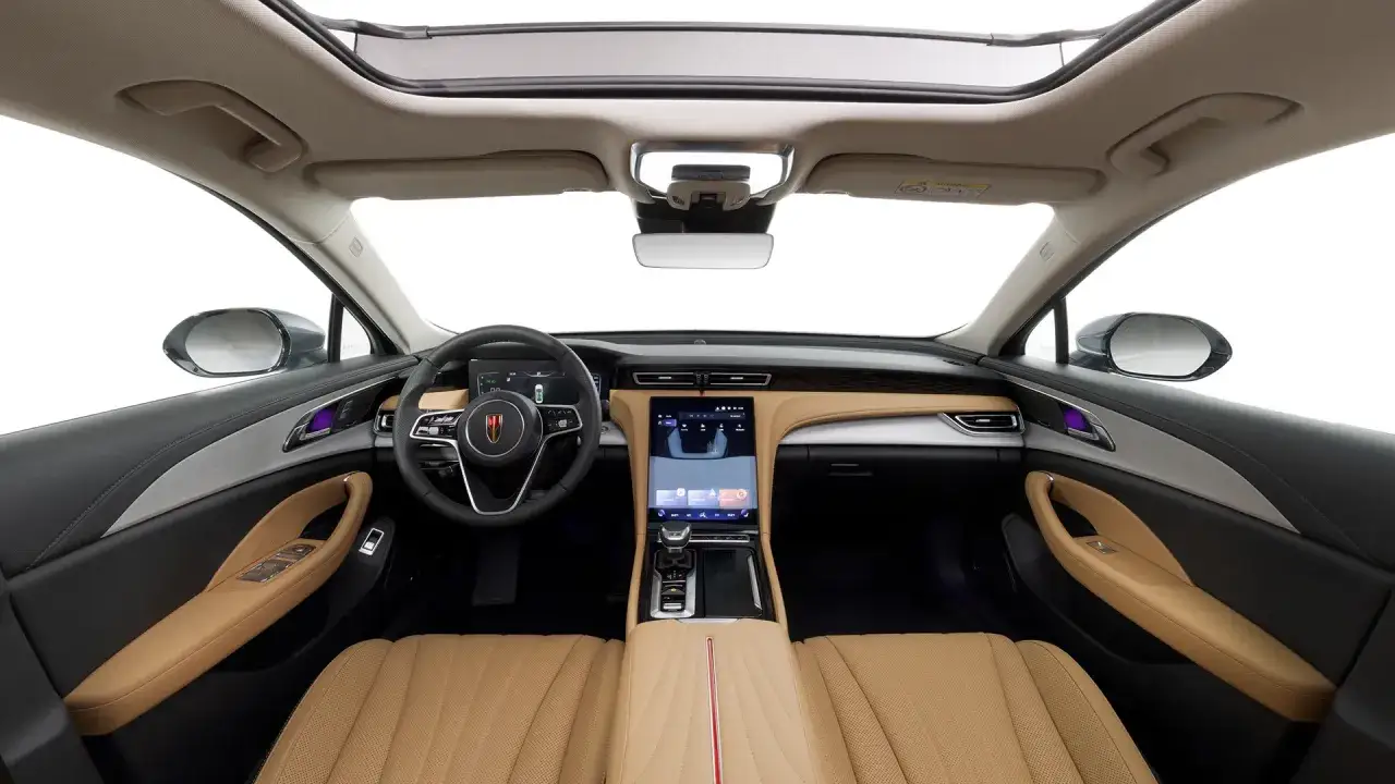 Wnętrze Hongqi H5: skórzane fotele, duży ekran multimedialny i panoramiczny dach.