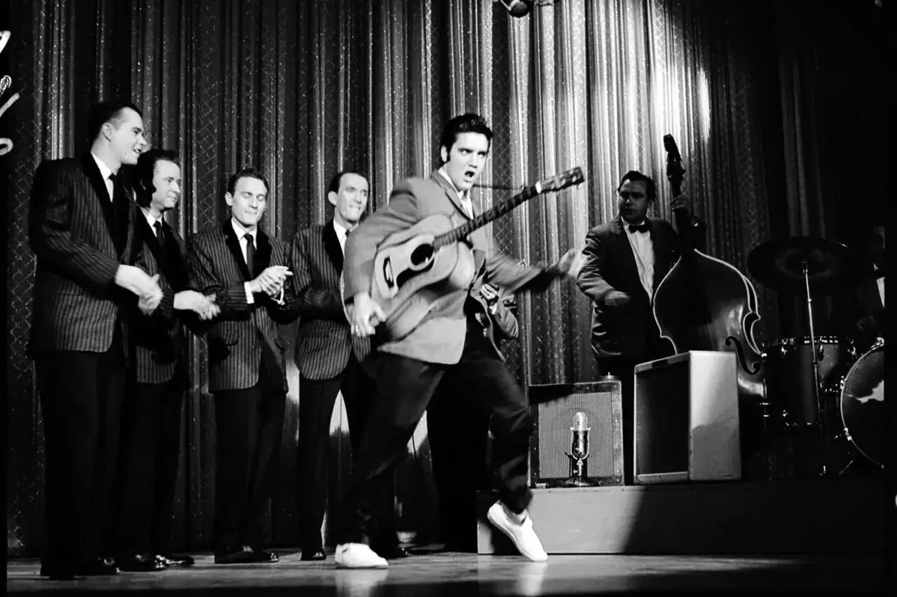 Elvis Presley w akcji na scenie z zespołem. Ciekawostki o jego występach są fascynujące!