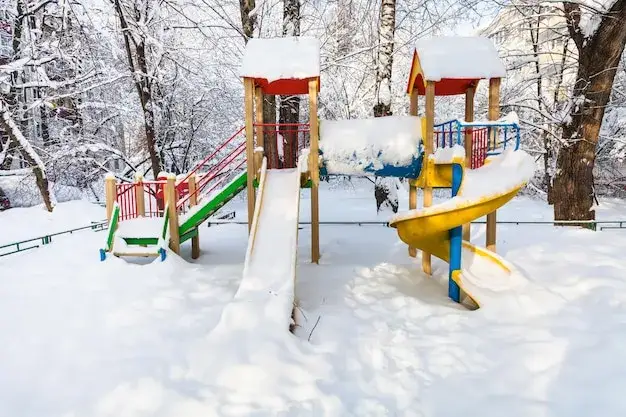 zamknięty plac zabaw zima