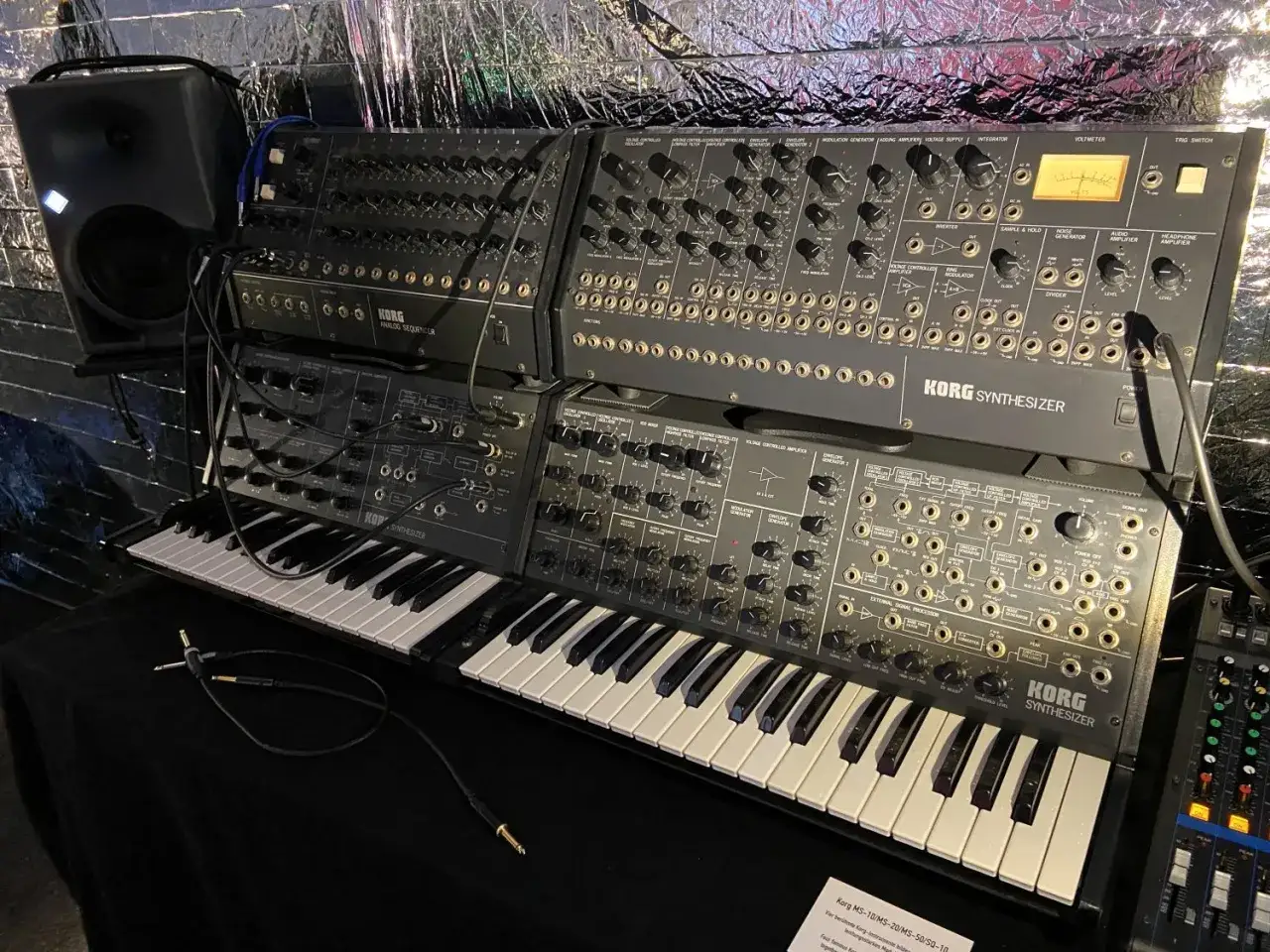 Klassische Korg-Synthesizer und ein Sequenzer im Museum, bereit f&uuml;r analoge Klangerkundungen.