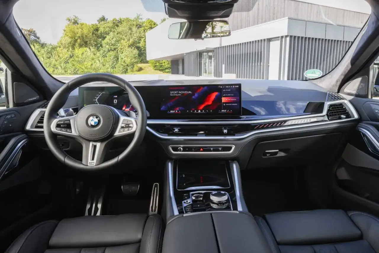 Wnętrze BMW X6 z ekranem multimediów wyświetlającym tryb 
