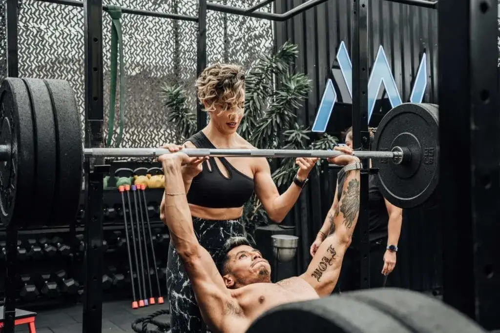 kobieta i mężczyzna na siłowni trenujący siłowo i cardio