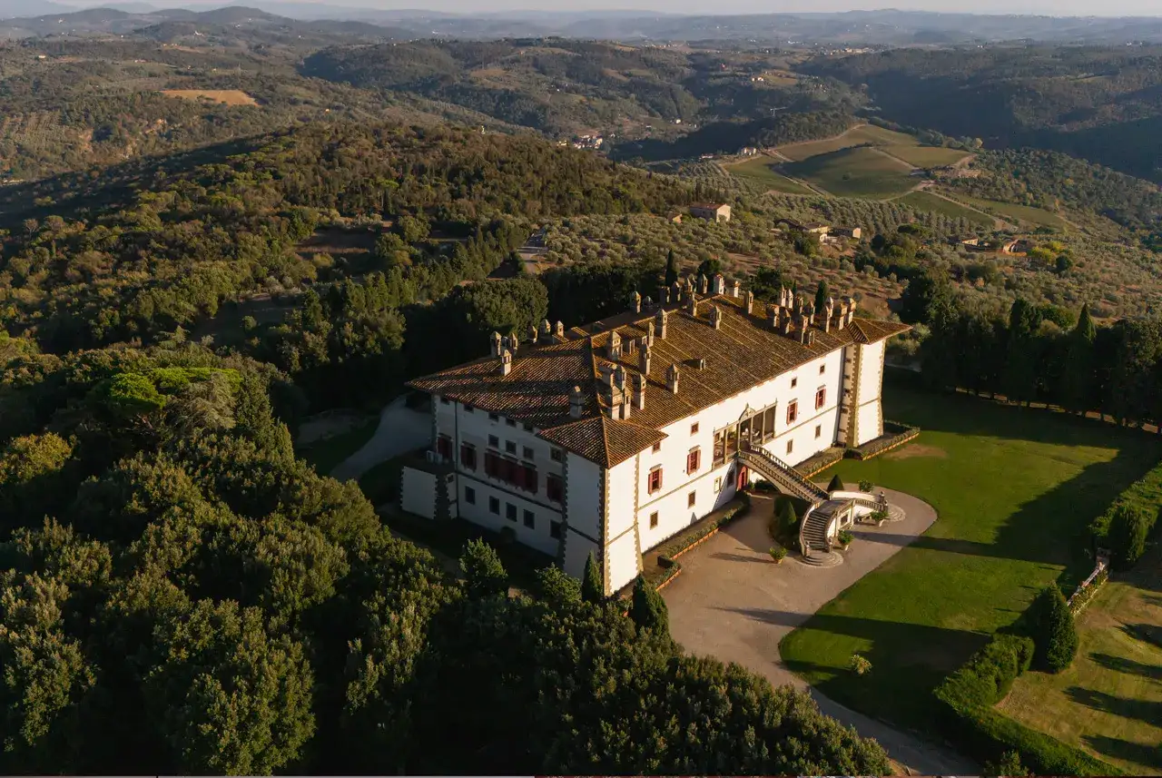 Villa medicea di Artimino, un gioiello toscano immerso nel verde. Scopri cosa vedere in questo luogo incantevole.
