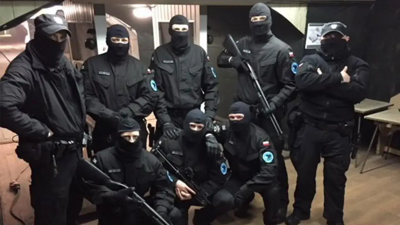 Grupa funkcjonariuszy w czarnych kominiarkach i uniformach, z bronią, gotowa do akcji. Tak wygląda dzień w areszcie śledczym.