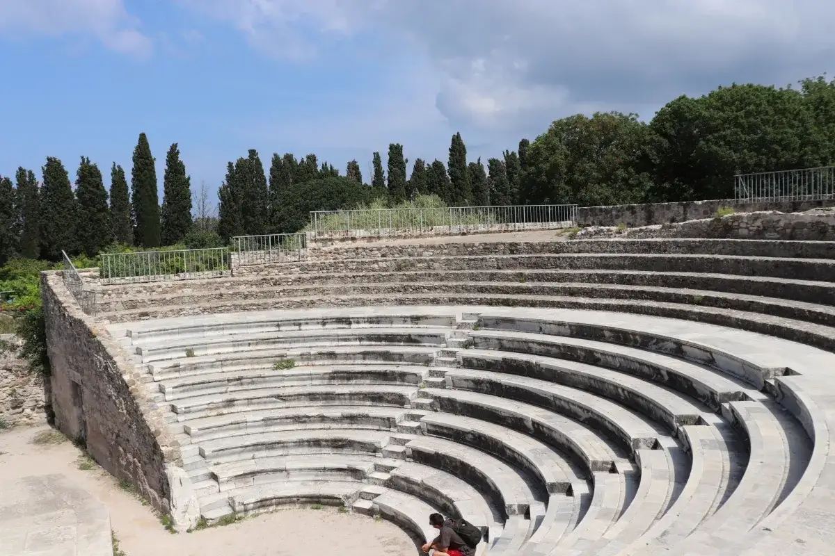 Starożytny odeon, co to? Kamienne ławy amfiteatru zapraszają do odpoczynku.