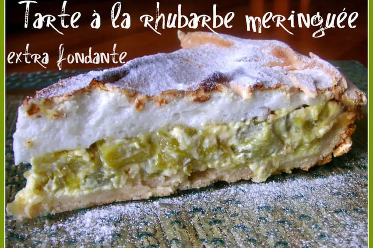 Tranche de tarte rhubarbe meringuée, extra fondante, avec sa garniture généreuse et sa meringue dorée.