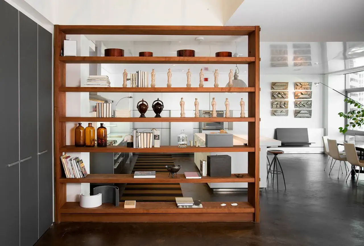Moderne Regale mit B&uuml;chern, Vasen und Figuren. Tolle zimmer umstellen ideen f&uuml;r ein stilvolles Zuhause.