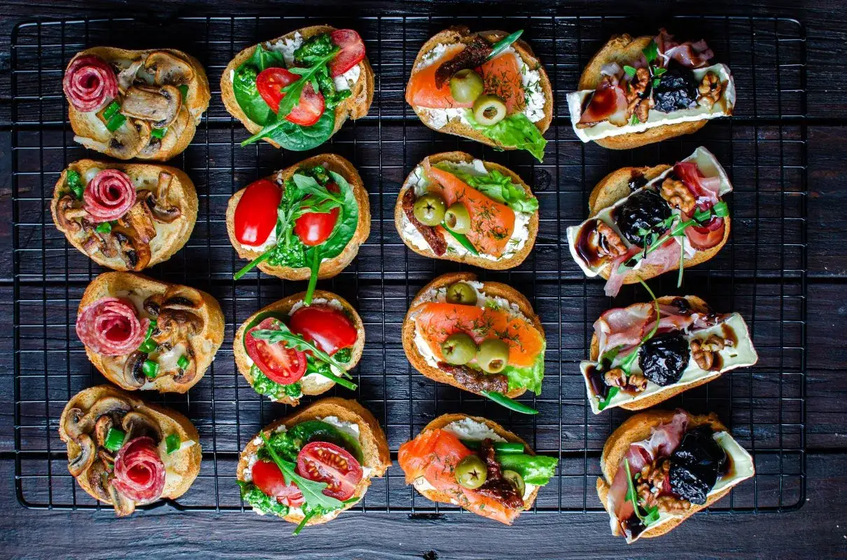 Eleganckie kanapki na przyjęcie: z łososiem, salami, grzybami, pomidorkami i serem. Prawdziwa uczta dla oczu i podniebienia!