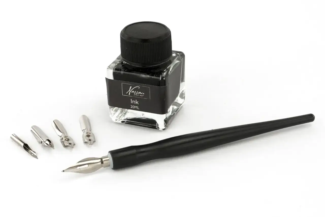 Un porte-plume noir, plusieurs plumes métalliques et une bouteille d'encre noire Nassau. Un bel outil calligraphie pour des créations élégantes.