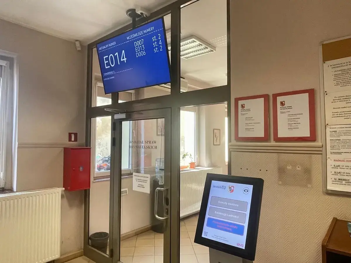 System kolejkowy w urzędzie. Czy na odbiór paszportu trzeba się umawiać? Aktualny numer to E014.