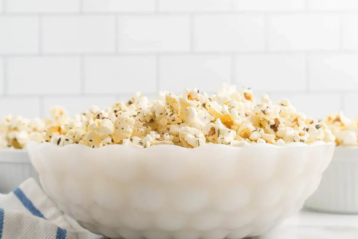 Misternie przyprawiony popcorn w białej misce. Czy popcorn jest zdrowy? Ten wygląda apetycznie!